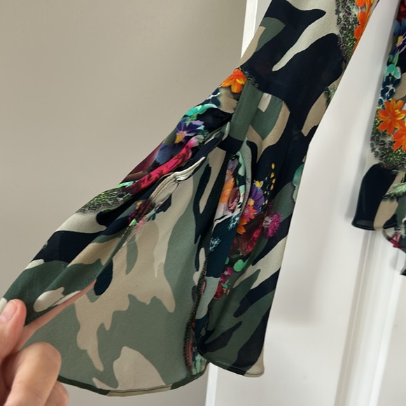 Artelier Nicole Miller Kaleidoscope Camo Print Blouse Silk Bell Sleeves Rtl $275 - Picture 9 of 13